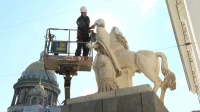 Диоскуры у «Манежа» приняли холодный душ – их приводят в порядок ко Дню города