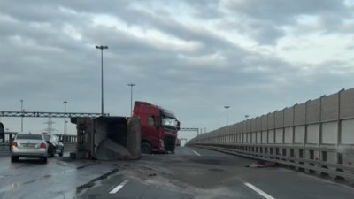 На КАД у Софийской улицы образовалась пробка из-за упавшего на дорогу самосвала