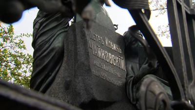 Александр Беглов возложил цветы на могилу Петра Ильича Чайковского в Александро-Невской лавре