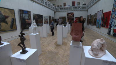 День Победы отразили творцы на выставке в Большом зале Санкт-Петербургского союза художников