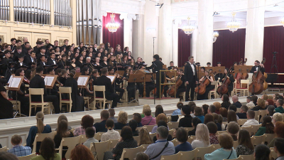 Российско-китайский оркестр выступил в Петербургской филармонии с концертом ко Дню города и 80-летию Победы