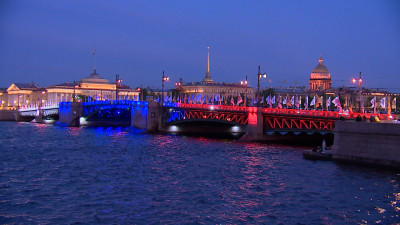 В ночь на 28 мая петербургские мосты и телебашню украсила праздничная подсветка