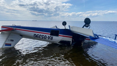Предварительной причиной аварийной посадки легкомоторного самолета в Кронштадте называют отказ двигателя