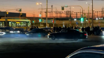 Дрифт отменяется: очередную сходку стритрейсеров разогнала полиция Петербурга