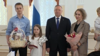 Александр Беглов вручил многодетным семьям нагрудные знаки к почётному званию «За заслуги в воспитании детей»