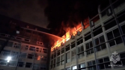 В Петербурге потушили крупный пожар на заводе «Авангард»