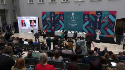 Александр Беглов на XX Книжном салоне передал книги для раненых участников специальной военной операции