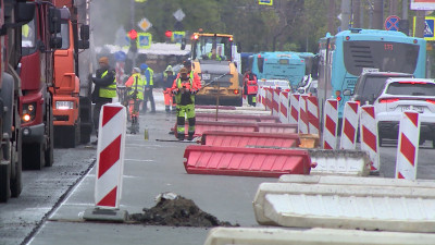 На проспекте Тореза начали менять асфальт
