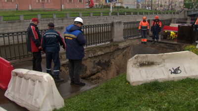 Специалисты продолжают устанавливать причины провала асфальта на Обводном канале