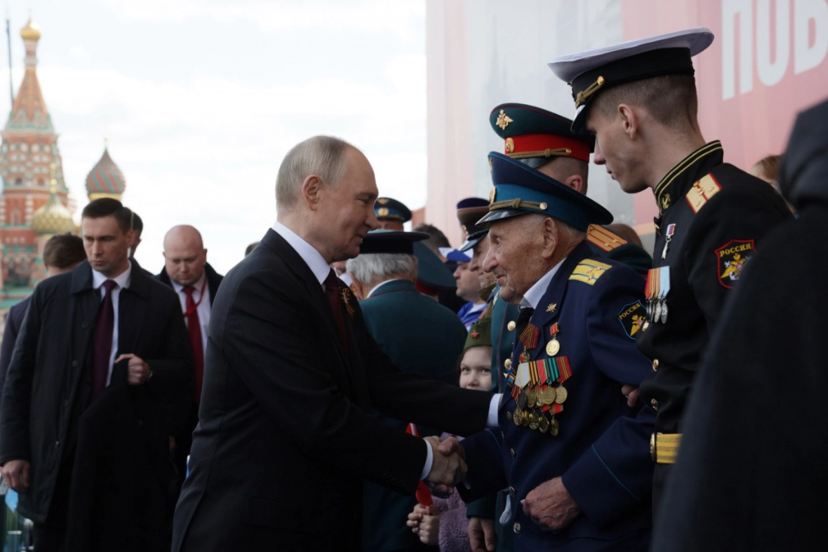 Владимир Путин пообщался с участниками и гостями парада, поздравил ветеранов с Днём Победы - tvspb.ru