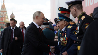 Владимир Путин пообщался с участниками и гостями парада, поздравил ветеранов с Днём Победы