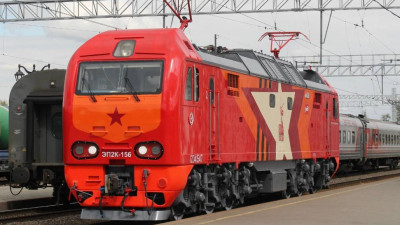 Оформленный к 80-й годовщине Победы электровоз отправился по маршруту Петербург – Вологда