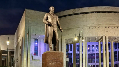 Памятник Михаилу Сперанскому оформили акцентной подсветкой