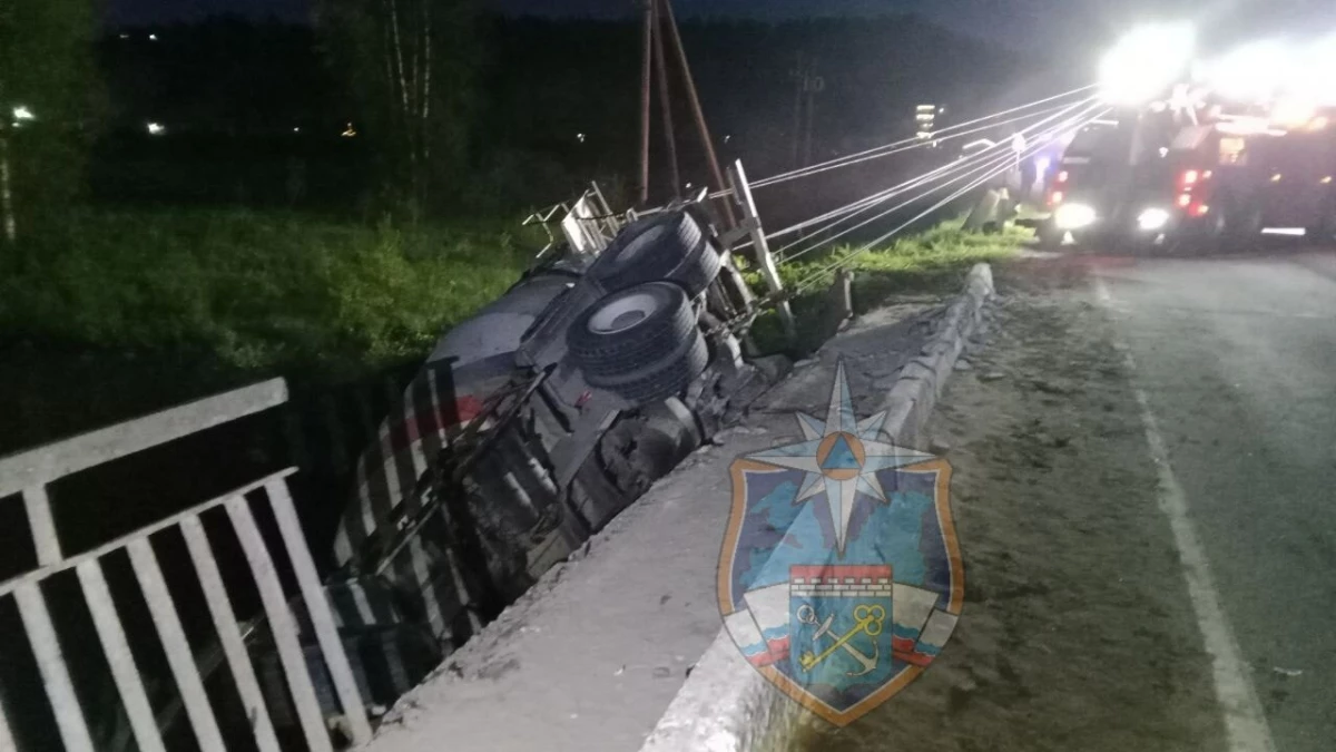 В Ленобласти мужчина не справился с управлением и съехал с моста в реку - tvspb.ru