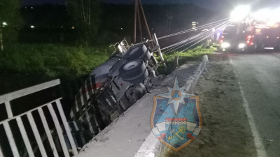 В Ленобласти мужчина не справился с управлением и съехал с моста в реку