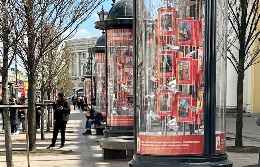 Детские рисунки, посвященные 80-й годовщине Победы, появились у Гостиного двора - tvspb.ru