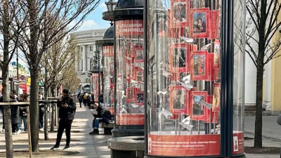 Детские рисунки, посвященные 80-й годовщине Победы, появились у Гостиного двора