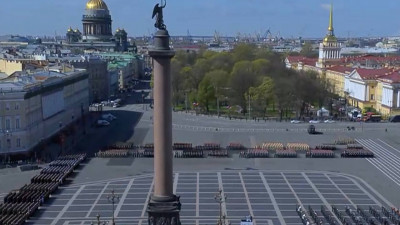 Ретро-техника и герои СВО: на Дворцовой площади прошел парад Победы