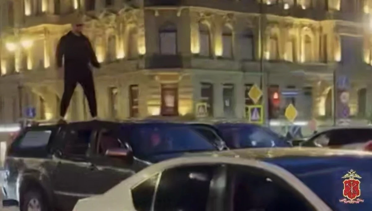 Суд арестовал на семь суток петербуржца, который прокатился на крыше авто по Невскому - tvspb.ru