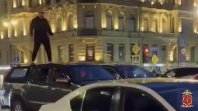 Суд арестовал на семь суток петербуржца, который прокатился на крыше авто по Невскому