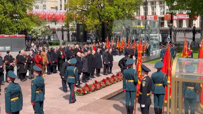 Владимир Путин и главы иностранных государств возложили цветы к Могиле Неизвестного Солдата в Александровском саду