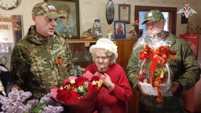 Российские военные поздравили ветеранов в Курской области с Днём Победы