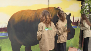 Юные художники украшают зоопарк