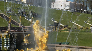 Праздник фонтанов и история возрождения шедевра Петергофа — Самсона