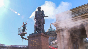 Помывка памятников Михаилу Барклаю-де-Толли и Михаилу Кутузову