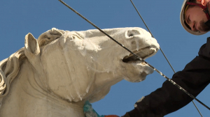 Спа для Диоскуров: водные процедуры принимают сегодня скульптуры у  центрального выставочного зала Манеж