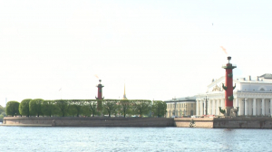 Главные городские маяки: факелы Ростральных колонн зажжены в день 322-летия Петербурга