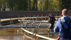 У фонтана — банный день: доминанту Приморского парка Победы приводят в порядок к лету