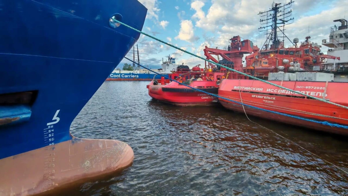 «Спасателю Кареву» снова досталось от проходившего мимо судна - tvspb.ru