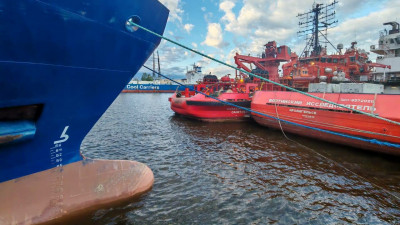 «Спасателю Кареву» снова досталось от проходившего мимо судна