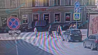 На Лермонтовском проспекте перевернулась легковушка: видео