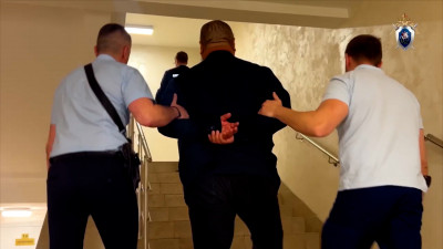 Полицейского из Петербурга, обвиняемого в вымогательстве миллионной взятки, отправили под домашний арест