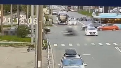 В Петербурге мотоциклист на большой скорости врезался в машину полиции — видео