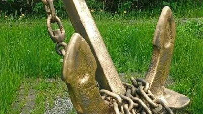 На Серафимовском кладбище задержали мужчину, который покрасил элементы мемориала в золотой - tvspb.ru