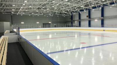 Лед для спортсменов, трибуны для зрителей: Центр спорта Василеостровского района делится главными правилами безопасной работы объекта