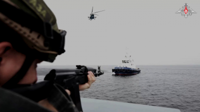 В акватории Балтийского моря и в воздухе над ним продолжаются военные учения
