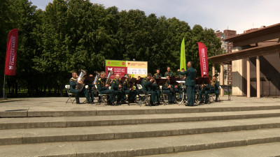 Военный оркестр выступил в парке 300-летия Санкт-Петербурга