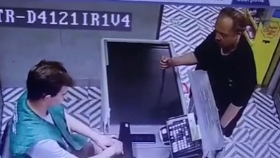 В Колпино задержали мужчину, который угрожал кассиру магазина ножом, требуя отдать выручку