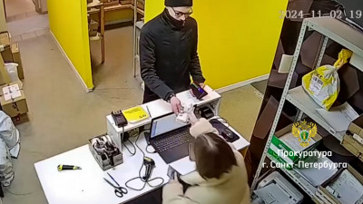 В Петербурге мужчина оплатил товар на ПВЗ билетами «Банка приколов»: шутника будут судить