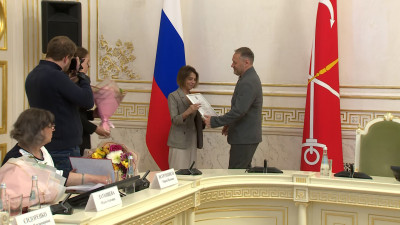 В Мариинском дворце наградили 35 лучших медработников Петербурга