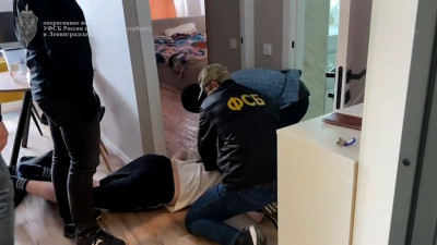 В Петербурге ФСБ задержала мошенника, помогавшего воровать деньги россиян с помощью фальшивых сайтов