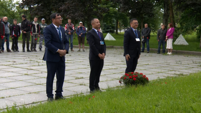 В рамках мотопарада в честь 315-й годовщины со дня основания Царского Села байкеры возложили цветы и венки к памятной стеле