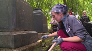 Волонтеры помогают приводить в порядок исторические кладбища