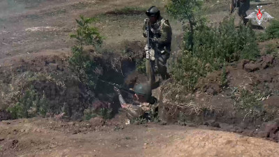 Военнослужащие ВС РФ показали, как отрабатывают штурм вражеских укреплений на полигонах в тылу СВО