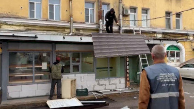 На Московском проспекте снесли незаконную пекарню у здания-памятника