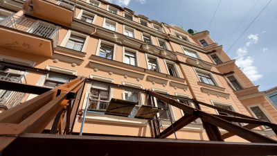 В доме №1/44 по Большой Зелениной улице укрепили фундамент и капитальную стену после частичного обрушения